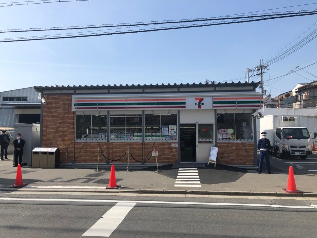 7-Eleven in parking lot of other 7-Eleven opens for business in Japan