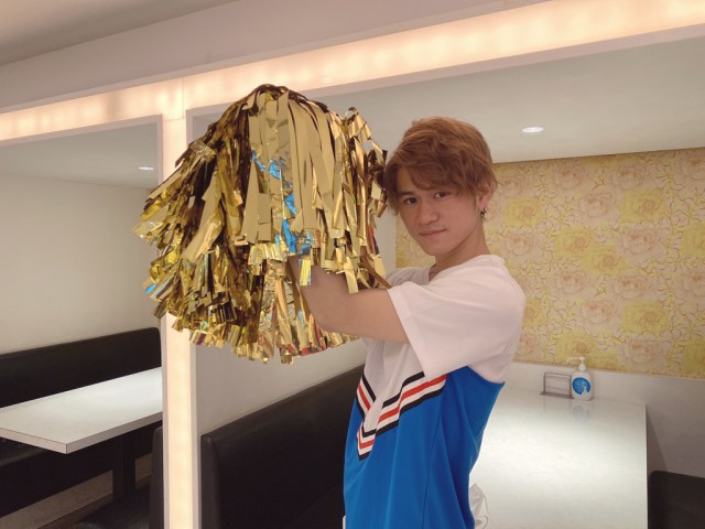 Tokyo cheerleader cafe adds male cheerleader service
