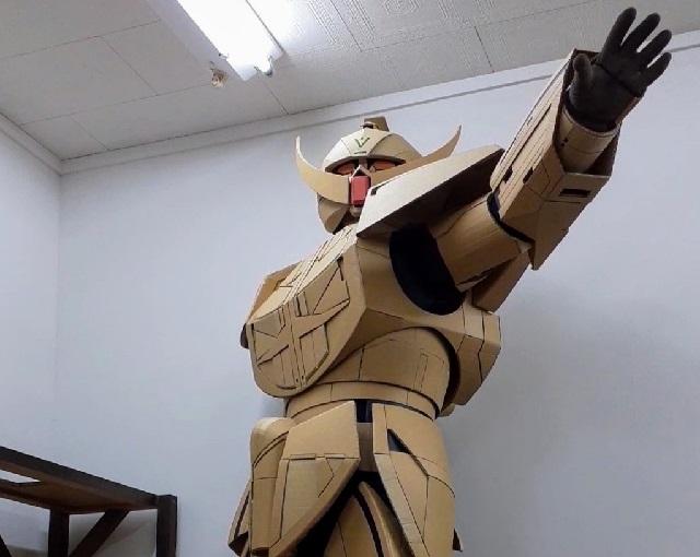 Cardboard cosplayer makes amazing costumes of famous anime mecha