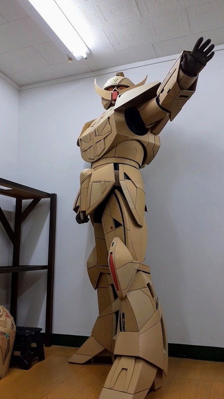 Cardboard cosplayer makes amazing costumes of famous anime mecha