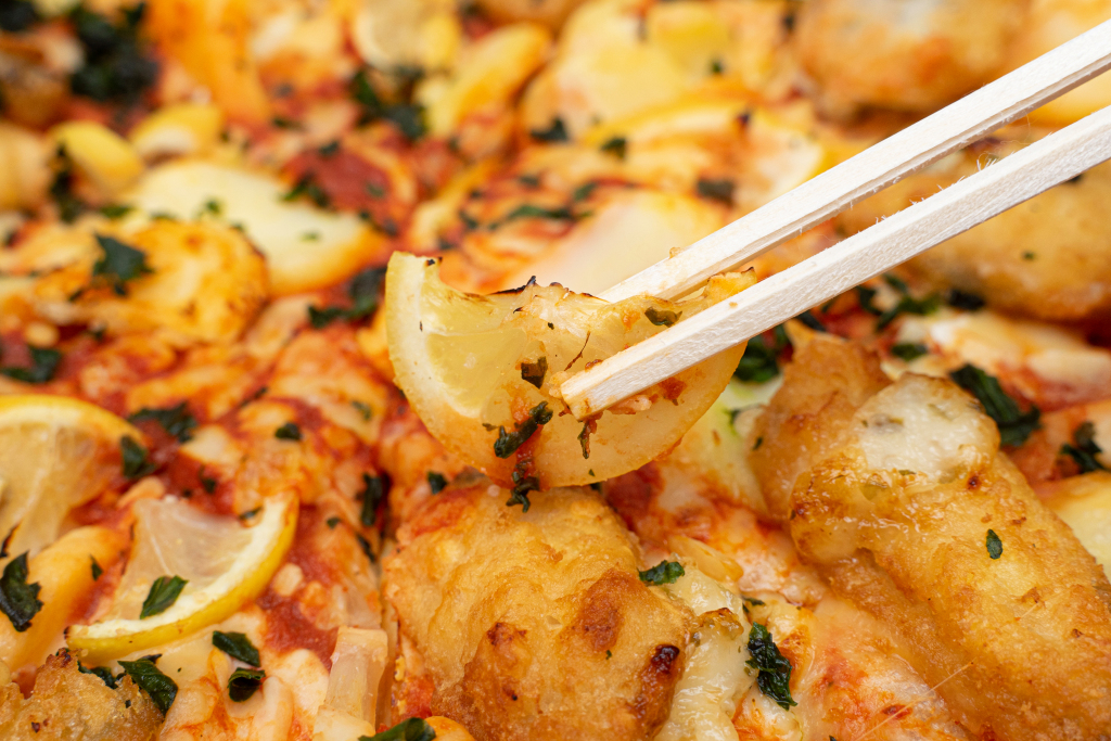 The weird thing about Domino’s Japan’s Fish and Chips Pizza isn’t the fish or chips【Taste test