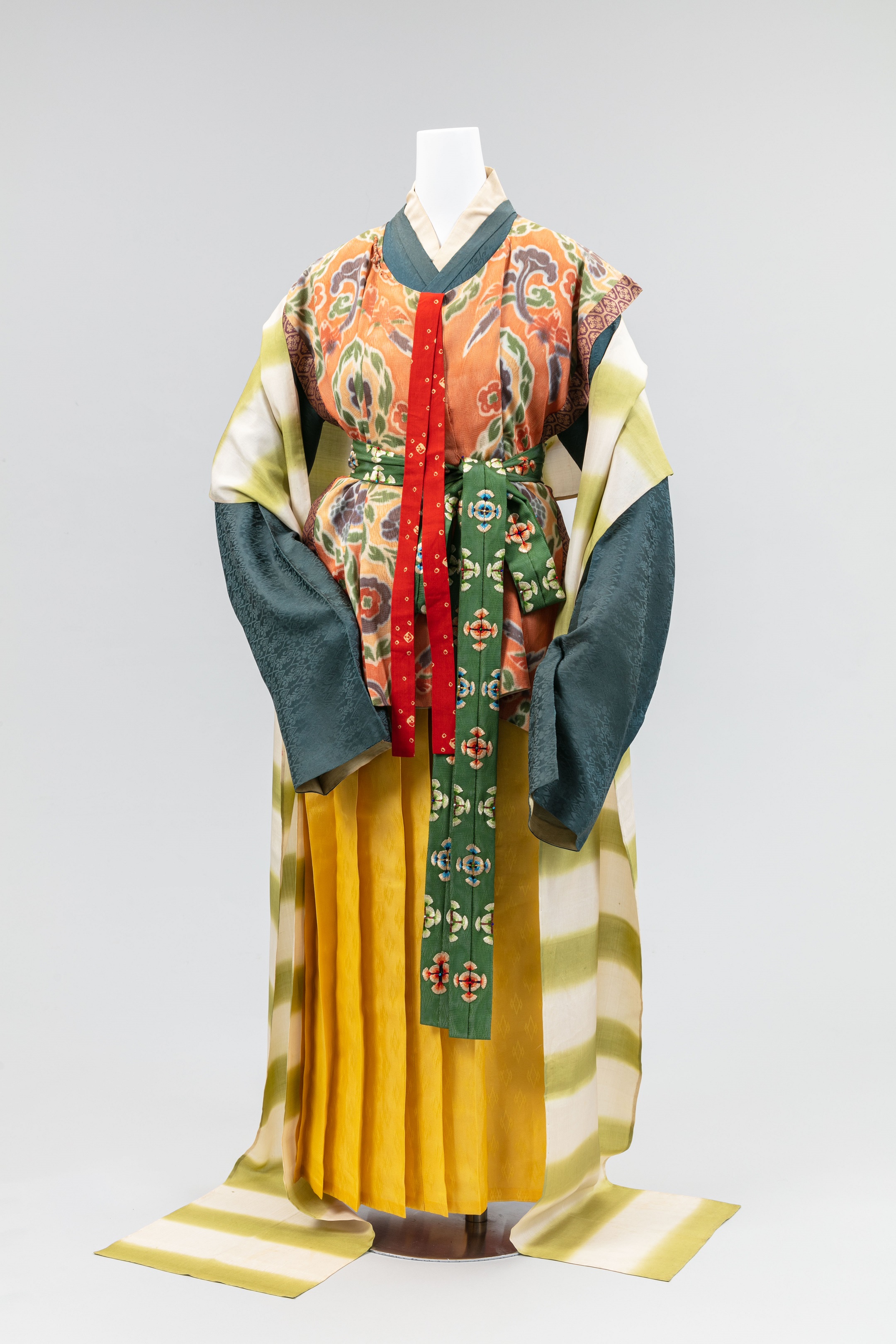 Exhibition on the 1,500 yearhistory of traditional Japanese women’s