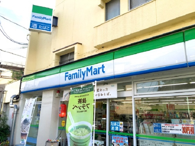 Japanese man says “I’m a Vietnamese” while pointing knife at convenience store worker to rob her
