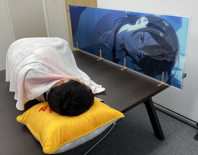 And now, a giant sleep-next-to-your-anime-girlfriend panel for giant otaku【Photos】
