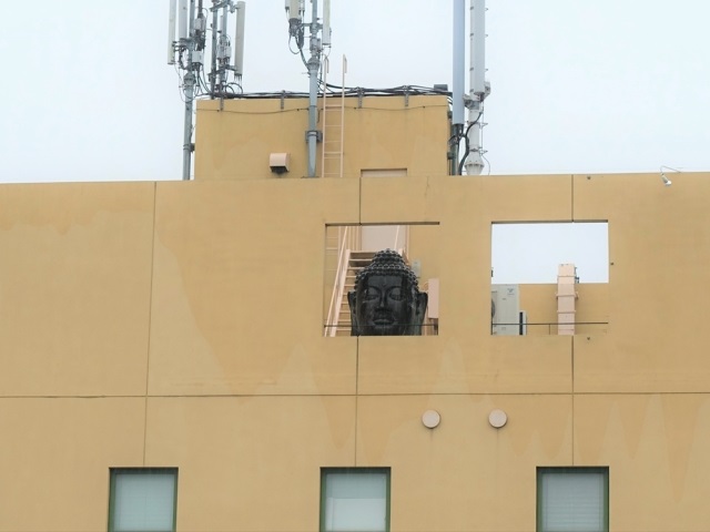 Why is there a giant Buddha head on the top of this Japanese office building?【Photos】