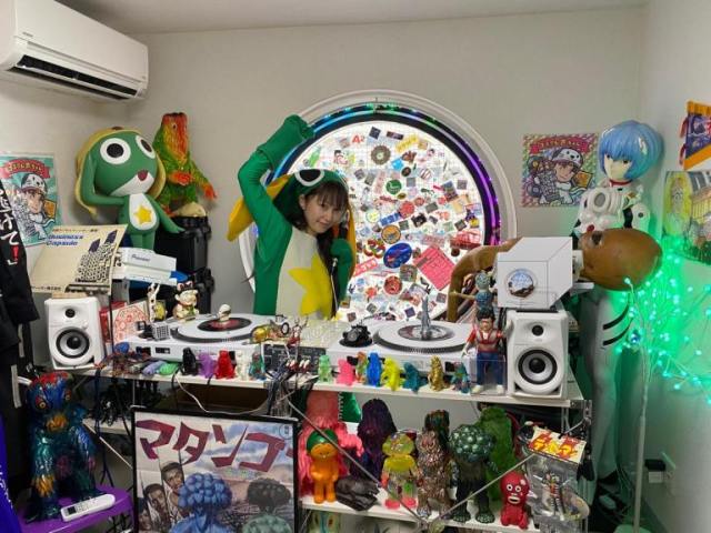 The anime cosplay DJ in Tokyo’s crazy Nakagin Capsule Tower apartment【Photos】