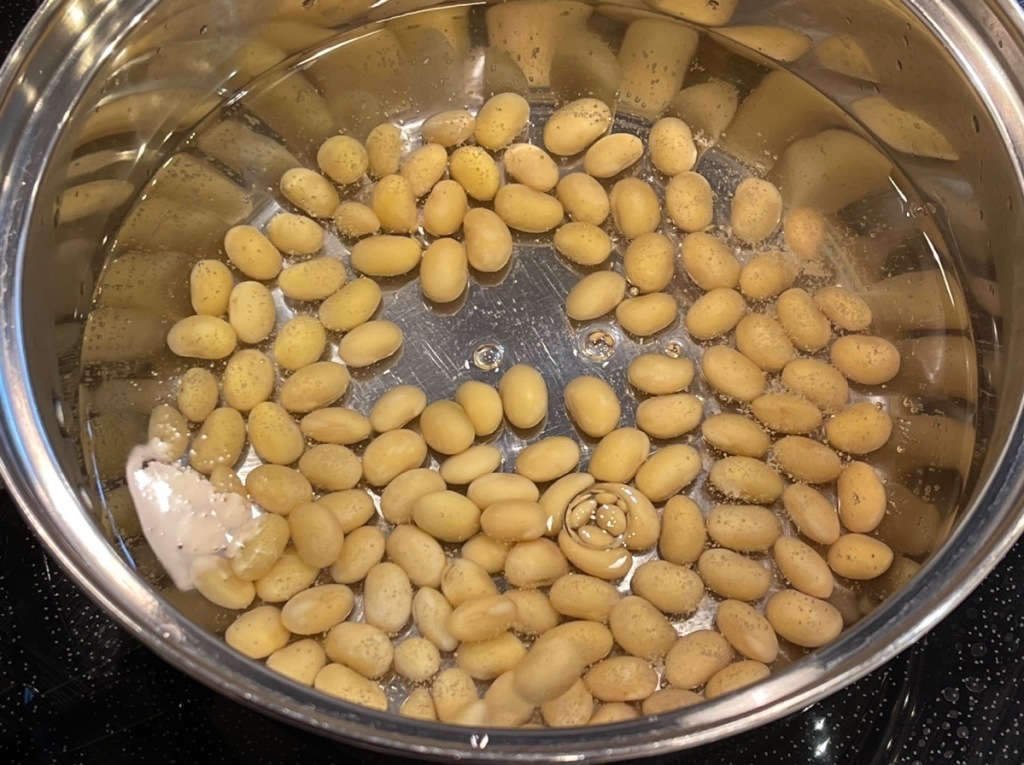 We tried making natto the old-fashioned way, and the result was ...