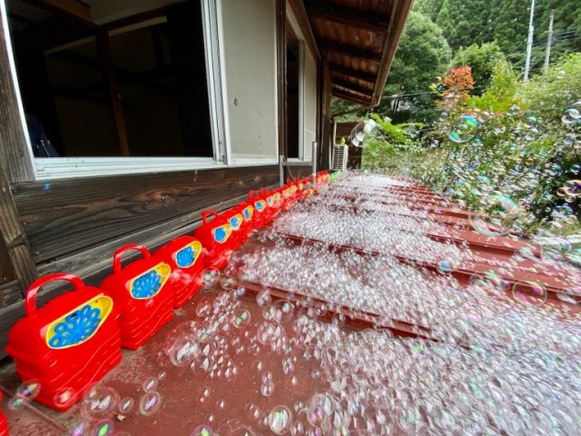 44 bubble machines on the roof of a Japanese country house is our idea of renovating【Video】