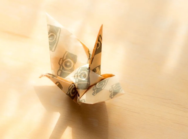 若いギャルが折り鶴を折る低品質の折り鶴-日本最新の奇妙なカプセル玩具