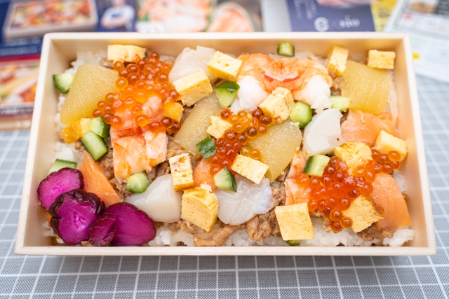 Sushi chain bento combines raw fish with…sukiyaki?