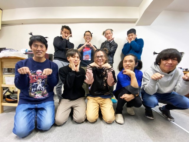 中年の日本人男性9人がツインテールに髪を入れてツインテールデーを祝う【写真】