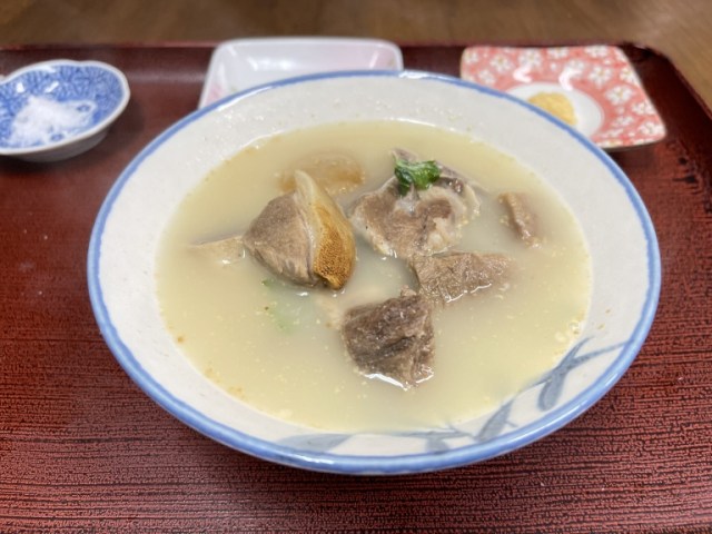 沖縄のレストランに行って、やぎじるやぎのスープなど、知らなかったものを試してみました。