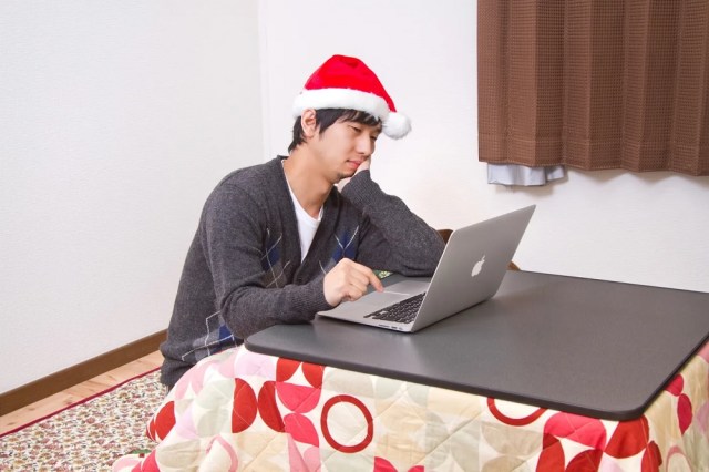 調査対象の日本人男性の半数以上がクリスマスを一人で過ごし、女性は一人でいる可能性が高い