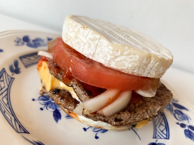 Japanese fast food chain serves up burgers with Camembert “buns”