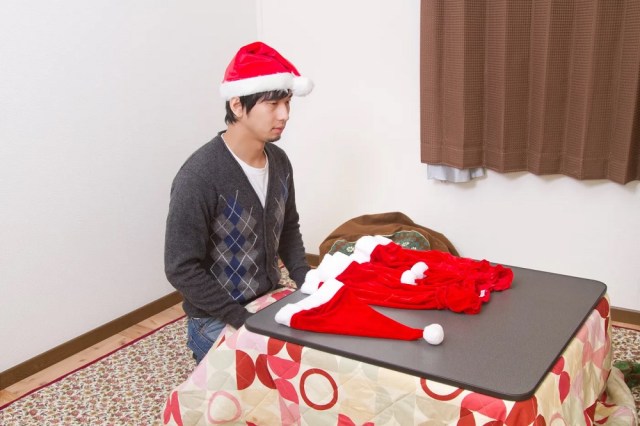 Japanese fast food chain offers “Lonely Christmas” meal packs for the dateless this December