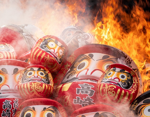 Japanese festival says thank you and goodbye to daruma good-luck dolls…with fire【Photos】
