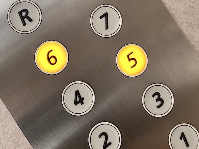 日本のエレベーターのフロアをキャンセルする方法