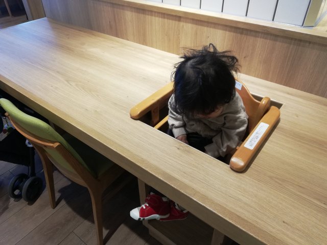 “Genius” child seat at food court in Japanese shopping mall goes viral