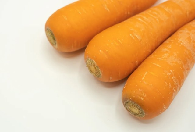Japanese hot spring charges almost 35 bucks for bucket of uncooked carrots, otaku likely to pay up