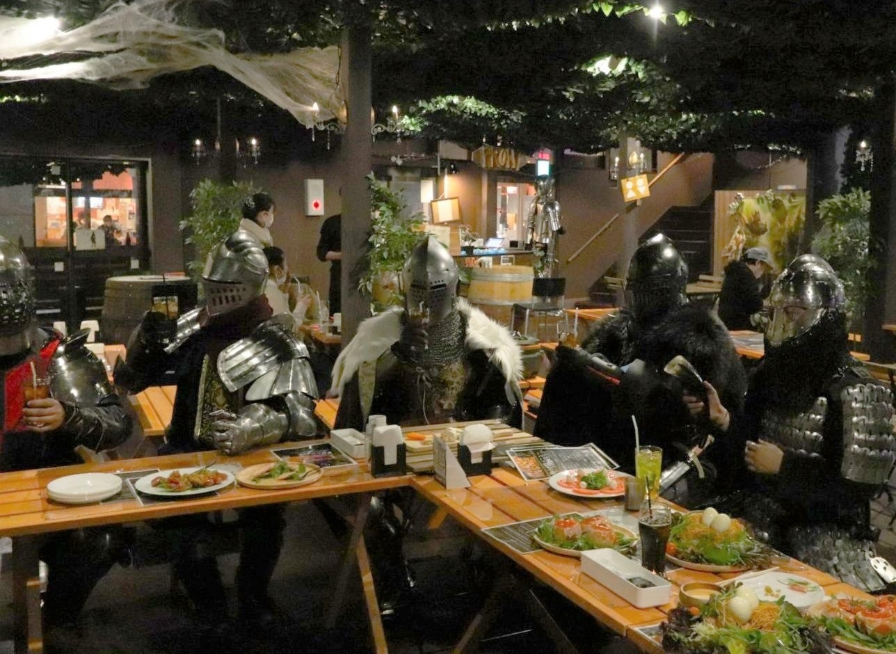 Japanese full armor cosplayers head to their local Adventurer’s Guild for a fantasy feast【Photos】