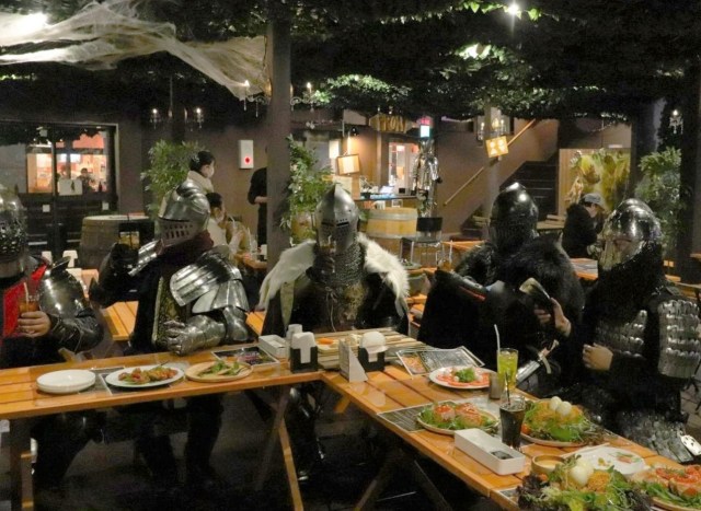 日本のフルアーマーコスプレイヤーが地元の冒険者ギルドに向かい、ファンタジーの饗宴をします【写真】