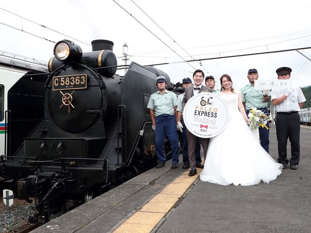 Chichibu Railway now offers the chance to host your wedding reception in a retro steam locomotive