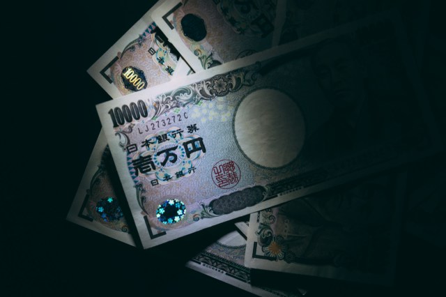 日本の町は、それを賭けた一人の男に誤って送られたCOVIDのお金で4300万円を回収します