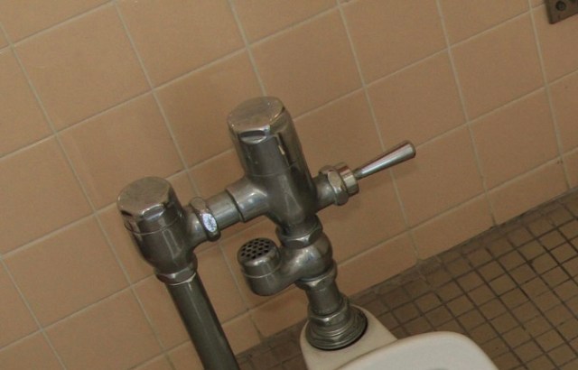 愛知県警が公共トイレの水洗ハンドルを盗んだ悪党を警戒