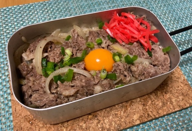No rice cooker needed! How to make an entire gyudon beef bowl in a single mess tin【Recipe】