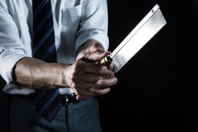 Japanese teen calls cops on man she thinks is holding a knife, turns out he just has old tech