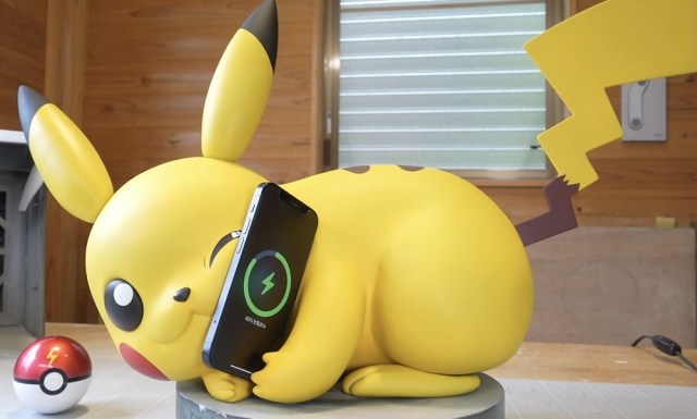 Life-size Pikachu figure that wirelessly charges electronics fills us with joy/jealousy【Video】