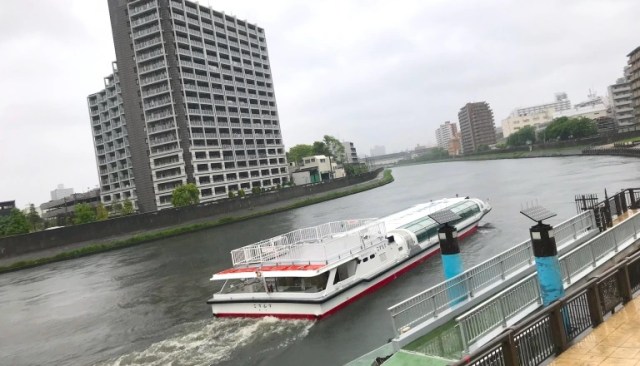 この特別な東京観光クルーズは月に一度だけ出航し、新しい視点から街を示します