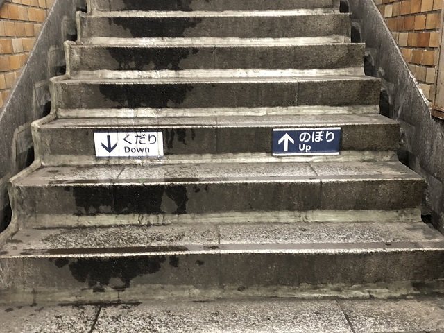 この階段の簡単な写真は、日本文化について千の言葉に値します