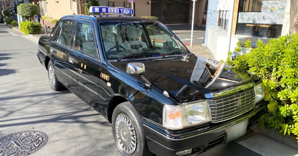 日本のカスタマーサービスは、不幸なタクシーに乗ってから8か月後に外国のサッカー選手を驚かせます