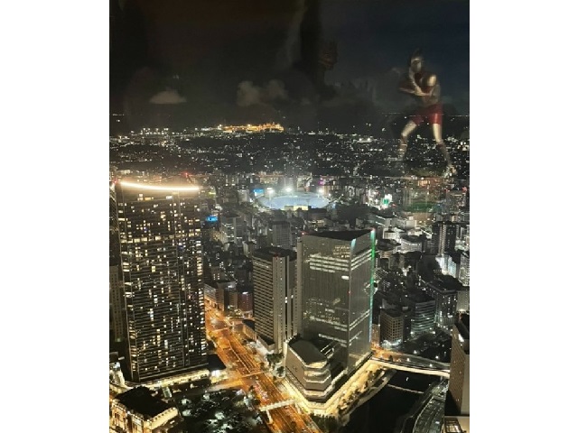 ここにCGはありません！ 巧妙なカメラトリックは、ウルトラマンが本物の日本の都市の建物の上にそびえ立っています