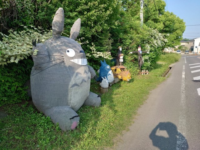 Ghibli fan builds anime statues on the side of the road, buys his materials at Daiso【Photos】