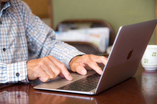 政府の調査によると、オンラインで活動している高齢者は、人生は生きる価値があると感じる可能性が高いとされています