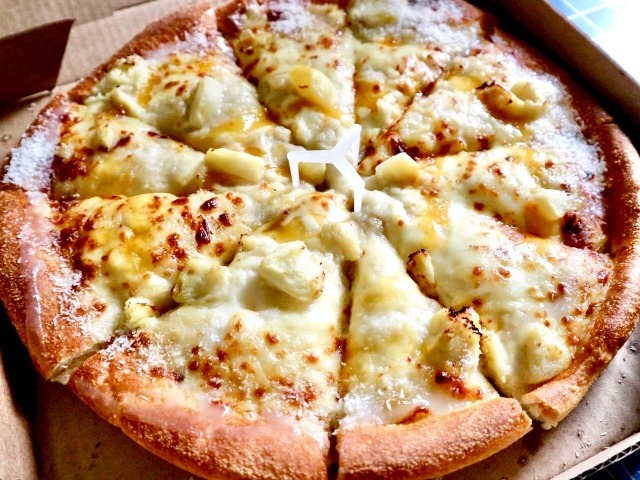 Durian Mango Cheese Pizza comes to Pizza Hut Taiwan, we put our nose on the line and try some