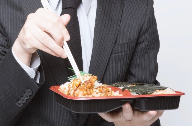 埼玉県警部補、部下の弁当を「ごみ」と呼び、ごみ弁当を食べて職を失う