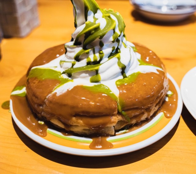 We try Japanese cafe Komeda Coffee’s summer desserts that are so big, they’re overflowing