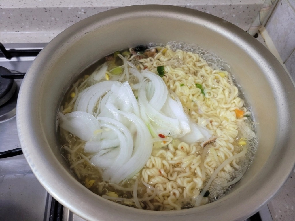 This super easy cold Korean spicy ramen dish will make summer 100 times ...