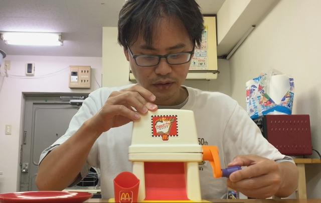 https://soranews24.com/wp-content/uploads/sites/3/2022/08/Mcdonalds-french-fry-snack-maker-retro-toys-unboxing-Japan-news-photos-9.jpeg?w=640