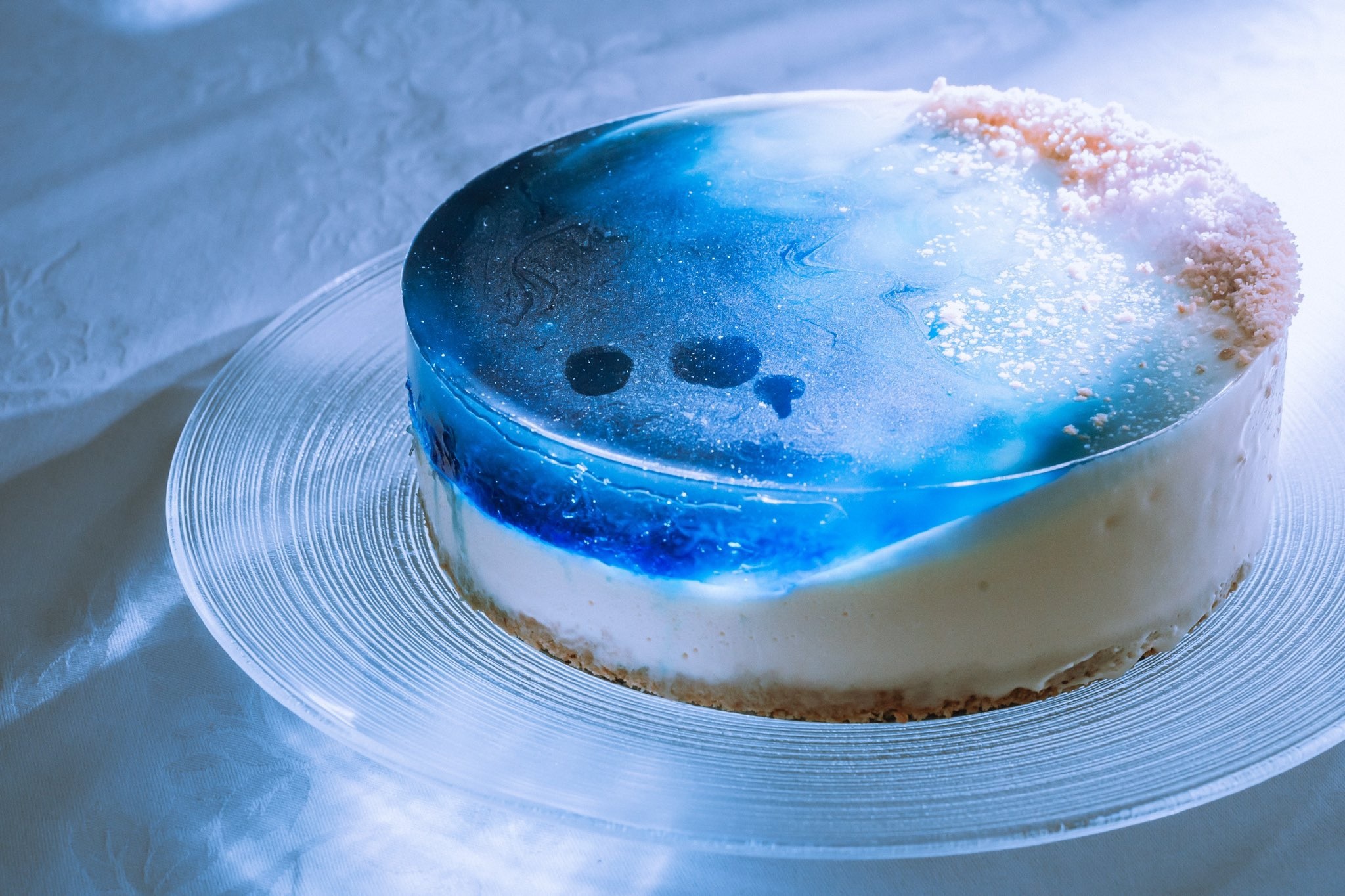 Beautiful Japanese cake looks like a slice of the ocean frozen in time