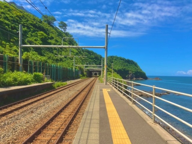 Japan’s “station closest to the sea” lives up to its name【Photos】