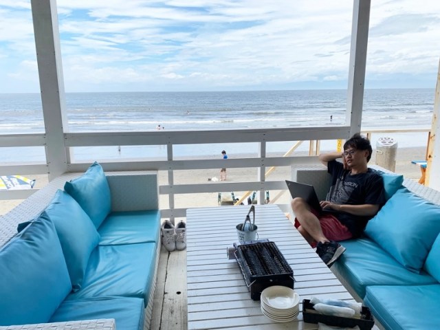 Instead of working from home, let’s find out what it’s like to work from a Japanese “beach house”