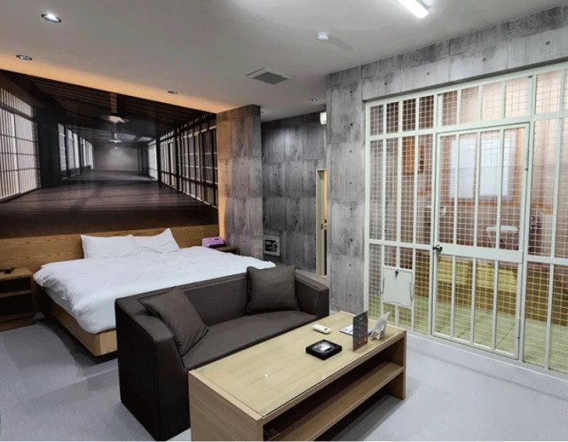 Yakuza-themed love hotel rooms! Great for couples, friends, and business meetings, owners say