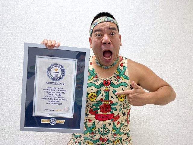 Learn how to crush walnuts with your butt from Japan’s Guinness World Record holder【Video】
