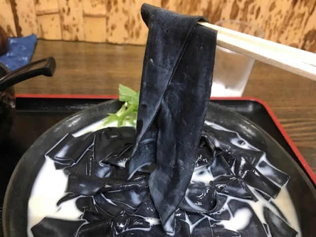 Pitch-black Black Belt udon noodles are a visual roundhouse, but do they taste good?【Taste test】