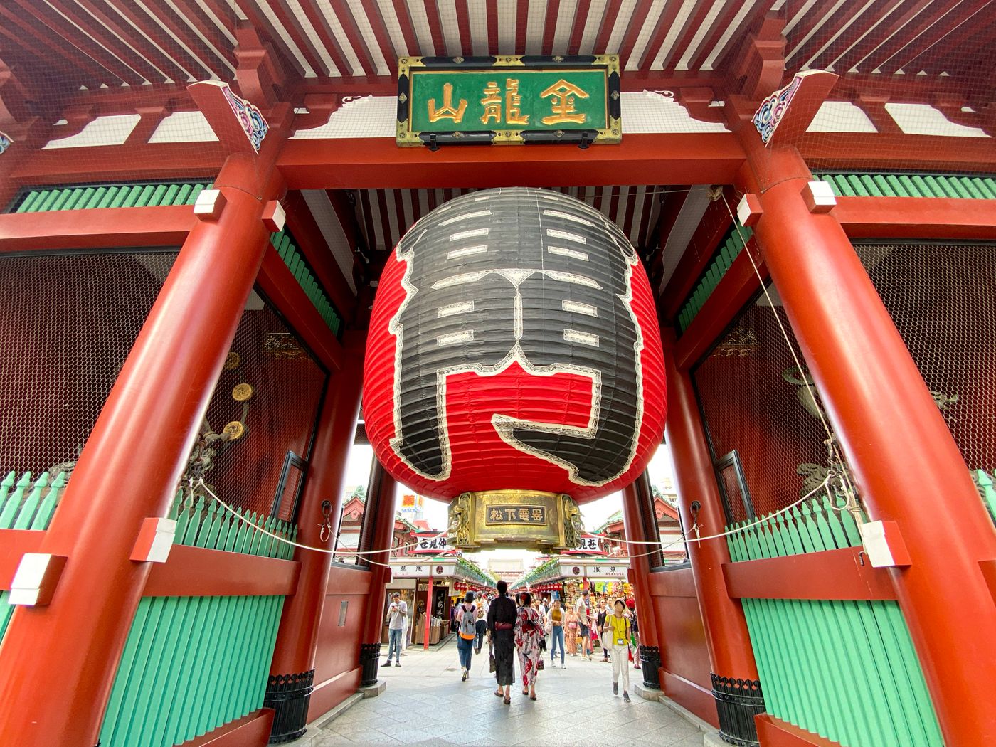 international-tourists-travel-to-japan-spend-big-at-top-tourist-spots