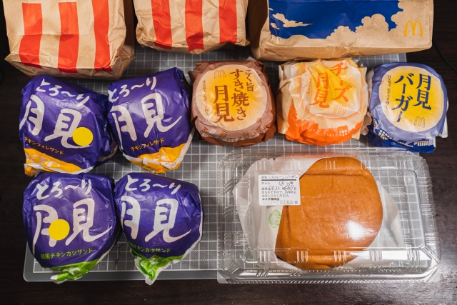 Eating ALL the McDonald’s and KFC Tsukimi Moon Viewing Burgers in Japan!